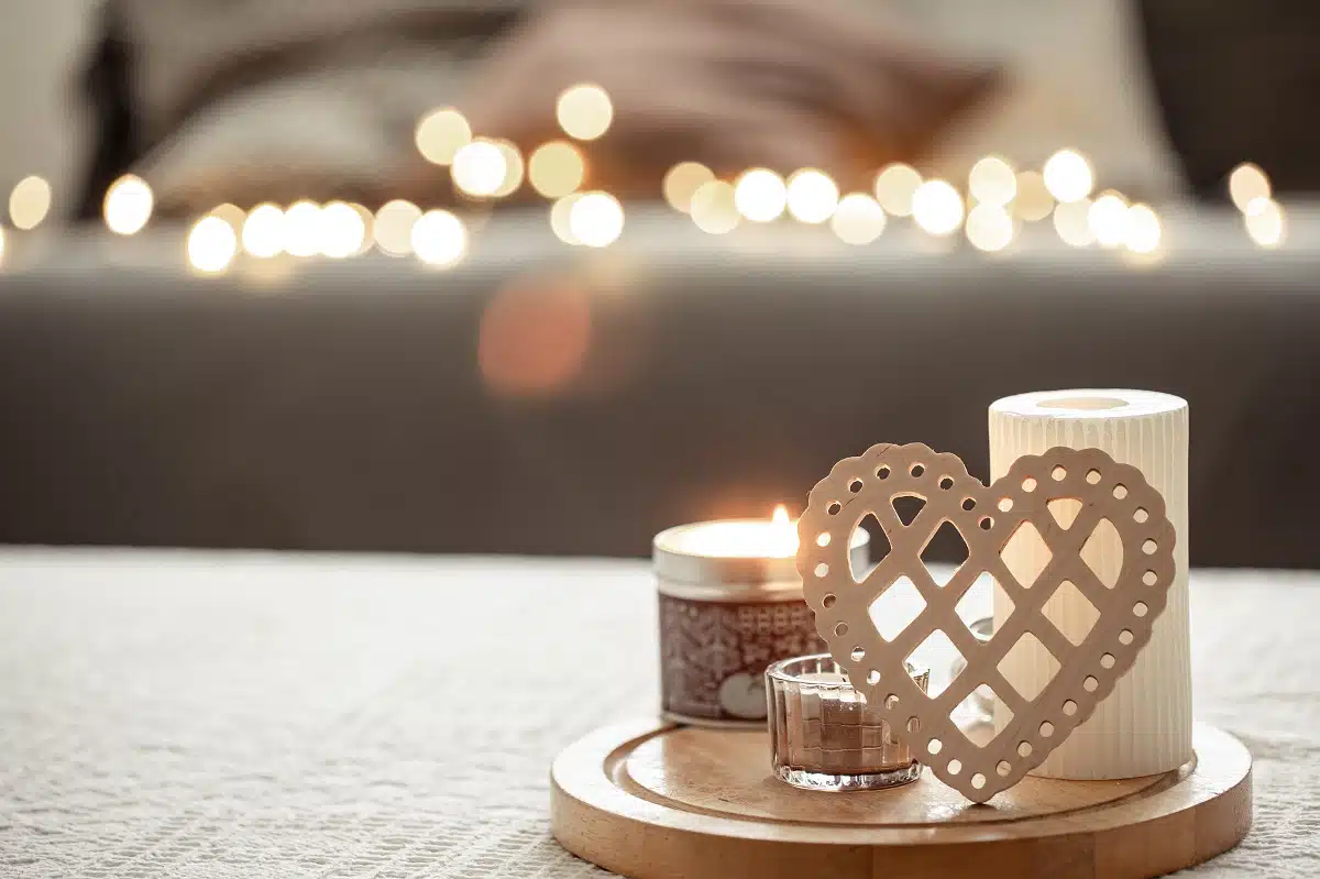 bougeoir avec un cœur en décoration pour la Saint-Valentin