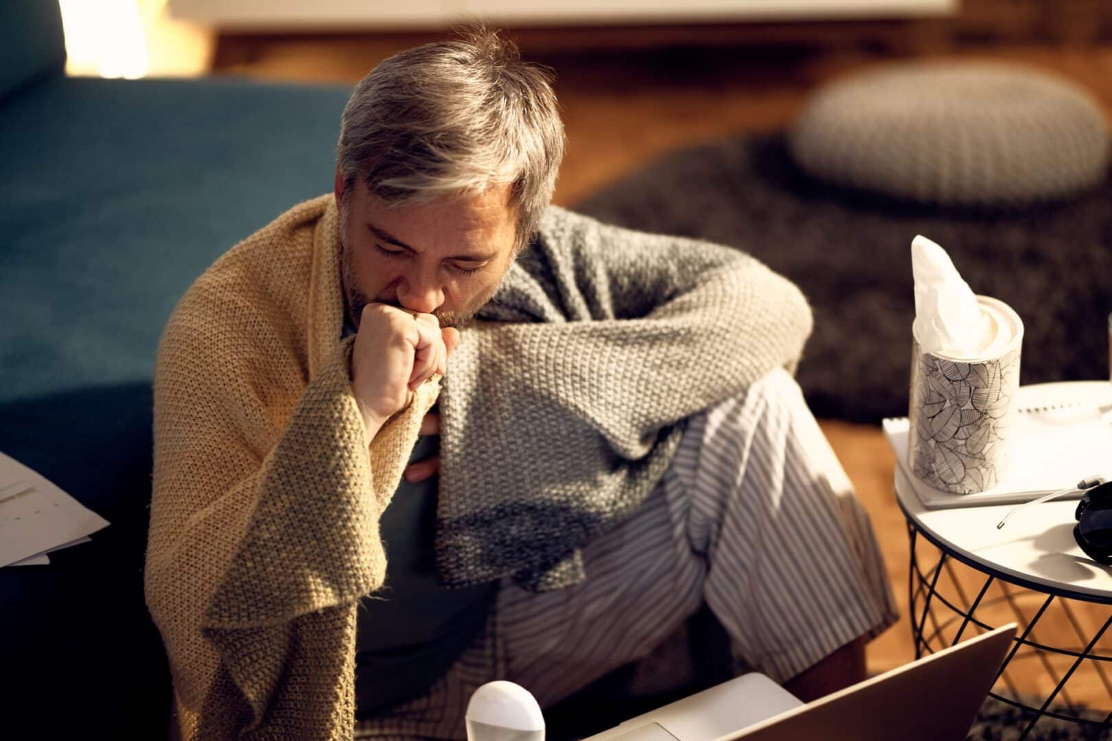 homme lutte contre la fièvre