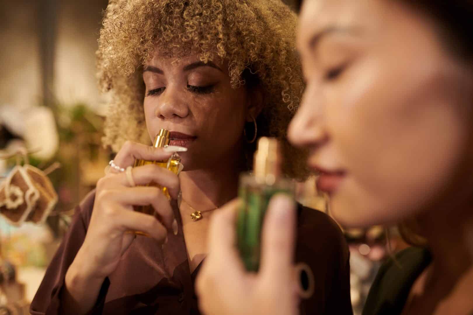femme avec des coffrets de parfums pour Noël
